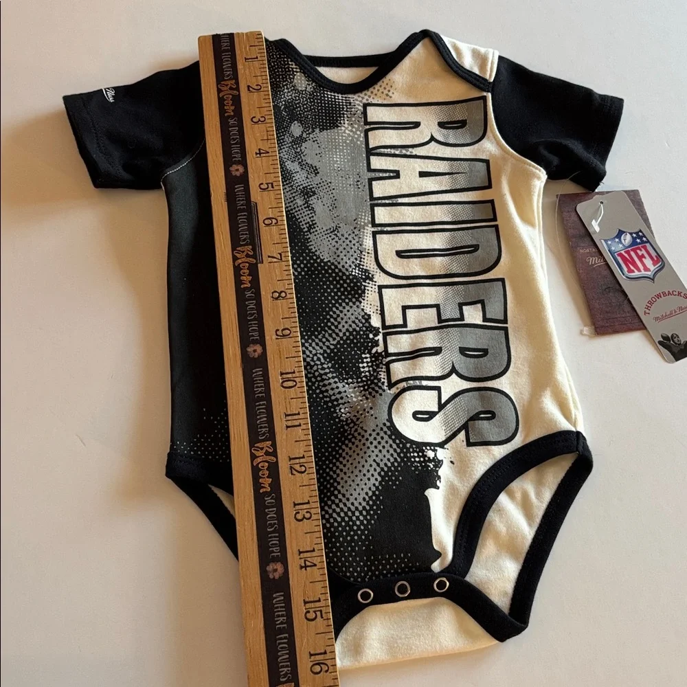 RAIDERS ONESIE 12M NEW Raiders Infant Bodysuit - Black and Cream 12 Months NWT